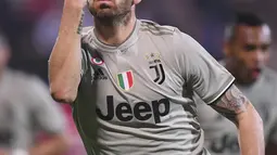 Selebrasi bek Juventus Leonardo Bonucci saat mencetak gol ke gawang Cagliari dalam lanjutan Liga Italia di Sardegna Arena, Cagliari, Italia, Selasa (2/4). Si Nyonya Tua mengoleksi 81 poin dari 30 laga. (REUTERS / Alberto Lingria)