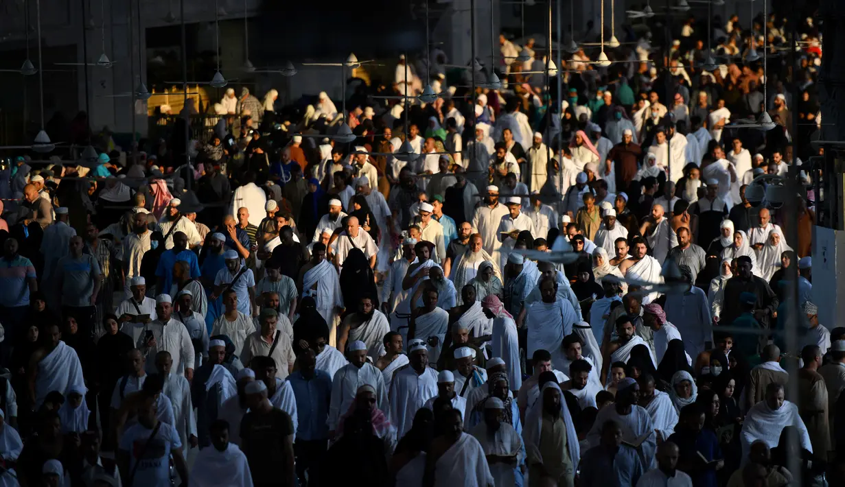 Ribuan umat muslim melaksanakan umrah selama bulan suci Ramadan di Masjidil Haram, Makkah, Arab Saudi pada Minggu (26/5/2019). Ramadan adalah bulan istimewa bagi umat Islam, banyak orang berlomba–lomba melakukan amalan ibadah sebanyak–sebanyaknya salah satunya  umrah. (REUTERS/Waleed Ali)