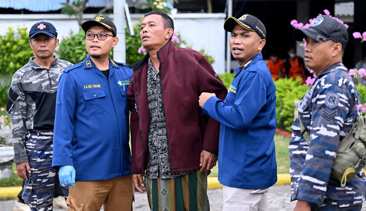 Hingga Kamis 3 Juli 2025 malam, total 65 orang tercatat berada di kapal tersebut yang terdiri dari 53 penumpang dan 12 anak buah kapal (ABK). Dari jumlah tersebut, enam orang dinyatakan meninggal dunia, 29 berhasil ditemukan dalam keadaan selamat, dan 30 lainnya masih dalam pencarian. (SONNY TUMBELAKA/AFP)
