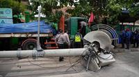 Polisi mendatangi lokasi kecelakaan truk di Bekasi. (AP Photo/Achmad Ibrahim)