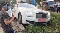 Apes, Pelat Nomor Belum Turun Mobil Mewah Ini Hancur Hajar Dinding
