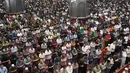 Masjid Istiqlal, Jakarta, yang merupakan masjid terbesar di Indonesia, selalu jadi favorit umat Muslim untuk beribadah khususnya saat bulan suci Ramadan. Tampak dalam foto, umat Muslim melaksanakan salat Jumat pertama di bulan Ramadhan di Masjid Istiqlal, Jakarta, Jumat 20 Februari 2026. (AP Photo/Tatan Syuflana)