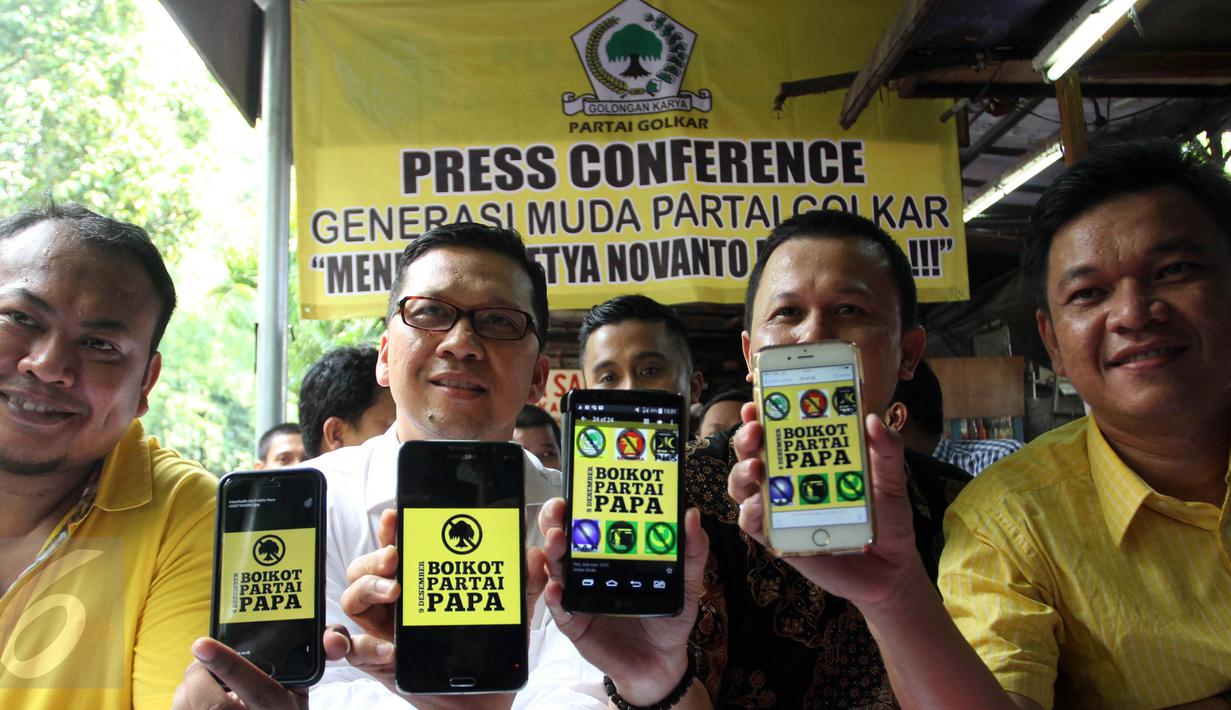 Wasekjen hasil Munas Bali Sirajuddin Abdul Wahab (kiri) dan Ketua DPP Partai Golkar hasil munas Bali Ahmad Dolly Kurnia (kedua kiri) menunjukan meme partai Golkar yang beredar saat memberi keterangan pers di Jakarta, Rabu (9/12). (Liputan6.com/JohanTallo)