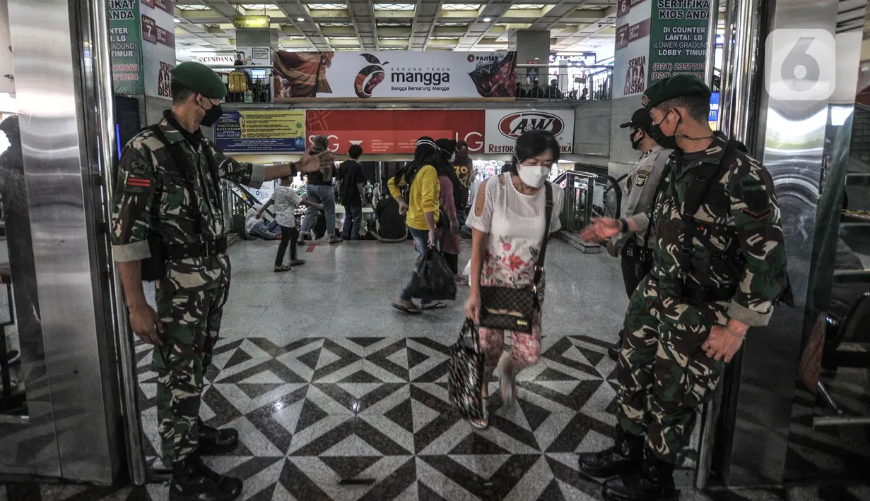 Anggota TNI berjaga di salah satu pintu masuk Blok B Pasar Tanah Abang, Jakarta, Minggu (2/5/2021). Petugas gabungan TNI, Polri, dan Satpol PP memperketat penjagaan di tiap pintu masuk Blok A dan B Pusat Grosir Tanah Abang guna mencegah kerumunan pengunjung. (merdeka.com/Iqbal S Nugroho)