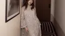 Di momen lebaran Nikita Willy mengenakan dress yang memiliki aksen bunga dari brand Sapto Djojokartiko. @nikitawillyofficial94