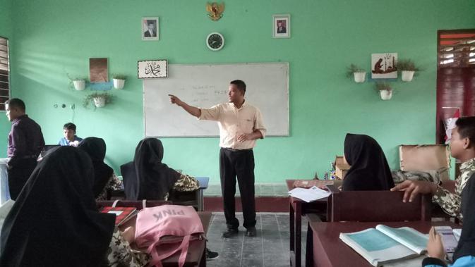 Suwito saat mengedukasi guru di sebuah sekolah di Kabupaten Kutai Kartanegara. (foto: istimewa)