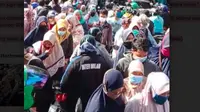 Antrean Warga Mendaftar Bantuan UMKM Kota Tangerang Mengular ke Jalan