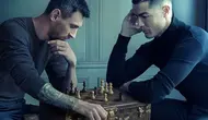 Cristiano Ronaldo dan Lionel Messi memiliki rivalitas sengit lebih dari sedekade. Hingga kini mereka tetap menjadi rival seperti di ajang Piala Dunia 2022. Terlepas dari itu, keduanya sempat bikin geger medsos usai satu frame dalam iklan Louis Vuitton. (Liputan6.com/cristiano)