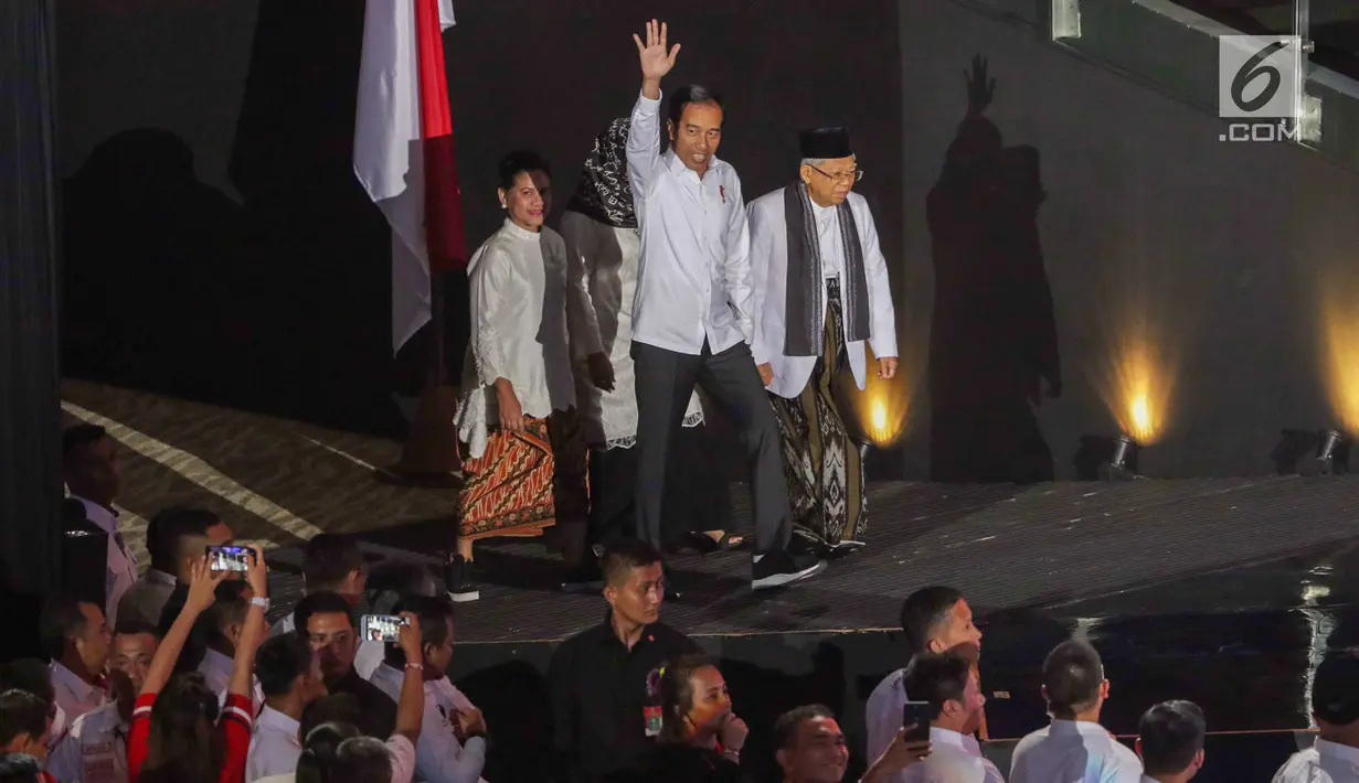 Presiden RI terpilih 2019-2014, Joko Widodo bersama Wakil Presiden terpilih, KH Ma’ruf Amin bersama istri menyapa pendukungnya jelang menyampaikan pidato Visi Indonesia di SICC, Sentul, Kab Bogor, Jawa Barat, Minggu (14/7/2019). (Liputan6.com/Helmi Fithriansyah)