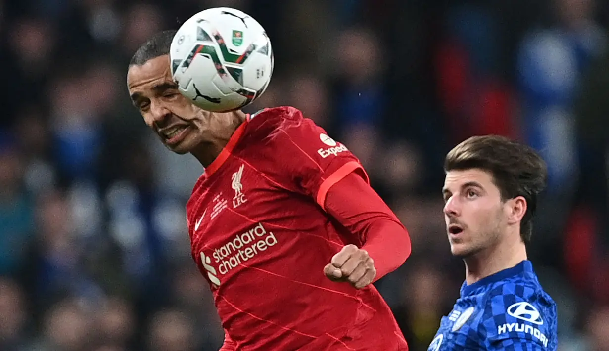 Joel Matip mampu membuktikan bahwa dirinya layak sebagai bek tengah di Liverpool berpasangan dengan Virgil van Dijk. Ia bukan hanya pemain yang dominan secara fisik yang pandai dalam duel udara dan membaca permainan, tetapi juga sangat baik dalam ball progression. (AFP/Justin Tallis)