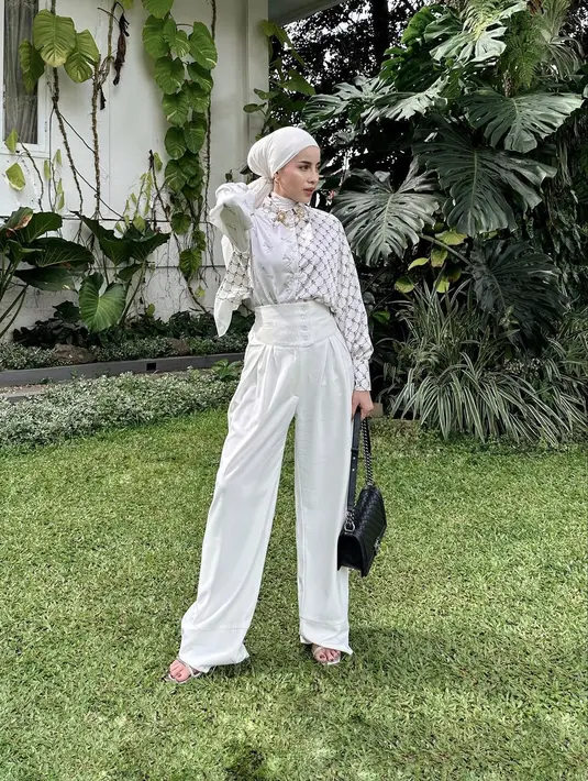 <p>Gaya monochrome menjadi padu padan mudah. Gunakan pakaian dengan bahan seperti silk, linen, atau tweed yang akan memberi kesan mahal. [Instagram/emyaghnia]</p>