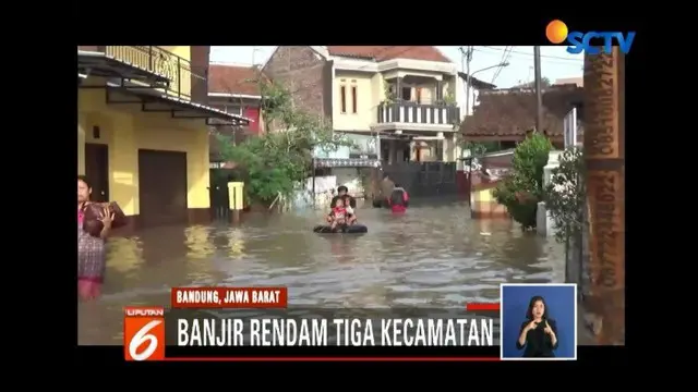 Luapan air hingga setinggi satu meter rendam ribuan rumah dari tiga kecamatan di Bandung, Jawa Barat.