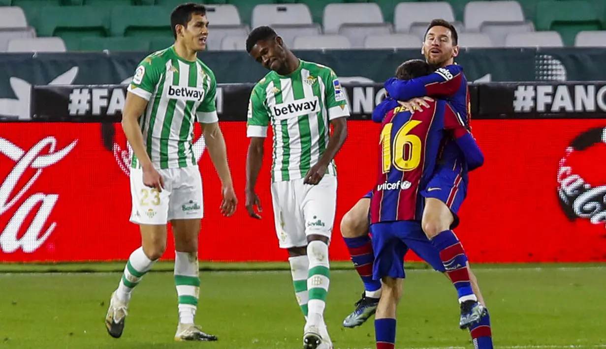 Barcelona sukses meraih tiga poin penting kala bertandang ke markas Real Betis pada laga jornada 22 La Liga, Senin (8/2/2021). (AP Photo/Miguel Morenatti)