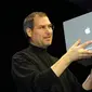 Steve Jobs memamerkan G4 Powerbook pada tahun 2001. Foto diambil pada Januari 2001 saat pameran MacWorld Expo di  San Francisco,California (AFP PHOTO/John G. MABANGLO)