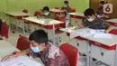 Murid perwakilan sekolah mengerjakan soal saat kegiatan Kompetisi Sains Nasional (KSN) seleksi Tingkat SD/ MI se-Kota Depok mata pelajaran IPA di SDN Kemirimuka 3, Depok, jawa Barat, Senin (22/3/2021). Pelaksanaan KSN tahun ini dilaksanakan secara tatap muka. (merdeka.com/Arie Basuki)