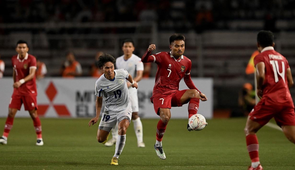 Pemain Timnas Indonesia, Saddil Ramdani mengontrol bola dibayangi pemain Filipina dalam laga pamungkas Grup A Piala AFF 2022 di Stadion Rizal Memorial, Manila, Filipina, Senin (2/1/2023). (AFP/Jam Sta Rosa)
