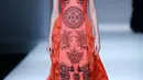 Model berpose mengenakan busana kreasi Fei Gallery & Boutique Collection rancangan desainer Xuefei Sun saat China Fashion Week di Beijing, Tiongkok (30/10). Busana yang dikenakan seperti motif Batik Lasem Cina. (AFP/STR)
