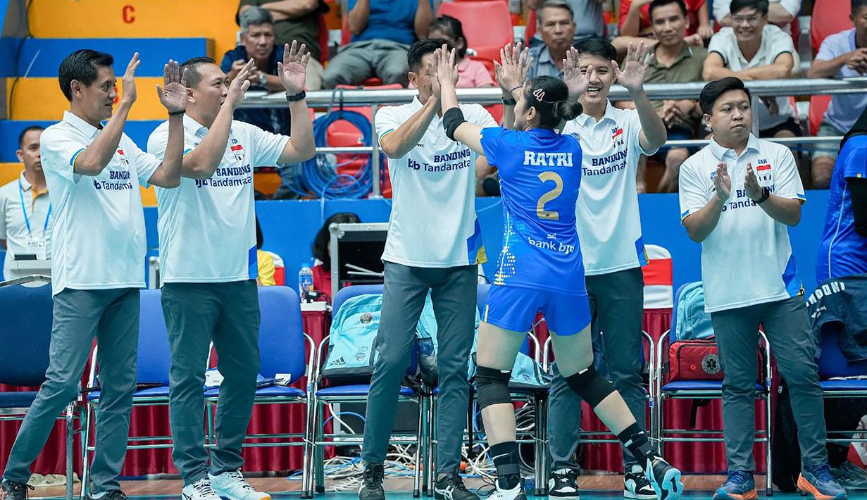 <p>Pemain Timnas bola voli putri Indonesia, Ratri Wulandari memasuki lapangan jelang dimulainya laga menghadapi Thailand pada laga putaran pertama SEA V League 2023 di Vinh Phuc Gymnasium, Hanoi, Vietnam, Jumat (4/8/2023). Indonesia kalah 0-3 (24-26, 24-26, 20-25) dari Thailand. (Dok. SEA V League 2023)</p>