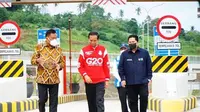 Presiden Joko Widodo atau Jokowi didampingi oleh Menteri BUMN Erick Thohir dan Gubernur Sulawesi Utara Olly Dondokambey meresmikan Jalan Tol Manado-Bitung ruas Danowudu-Bitung, Sulawesi Utara, Jumat (25/2/2022). (Sumber: @erickthohir)