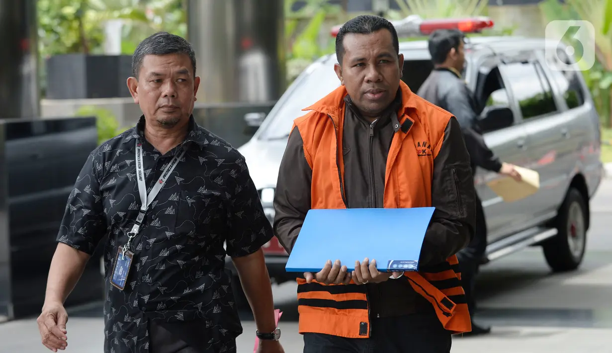 Kepala Bagian Unit Layanan Pengadaan nonaktif Sanadjihitu Sangadji (kanan) tiba di Gedung KPK, Jakarta, Senin (17/2/2020). Sanadjihitu Sangadji diperiksa sebagai tersangka terkait dugaan menerima suap proyek infrastruktur di Dinas PUPR Kabupaten Sidoarjo. (merdeka.com/Dwi Narwoko)