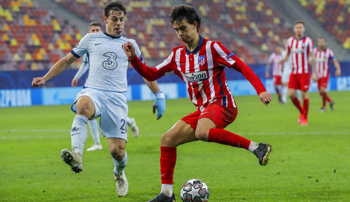 Penyerang Atletico Madrid, Joao Felix, berusaha melewati bek Chelsea, Cesar Azpilicueta, pada laga Liga Champions di Arena Nationala, Rumania, Rabu (24/02/2021). Chelsea menang dengan skor 1-0. (AP/Vadim Ghirda)