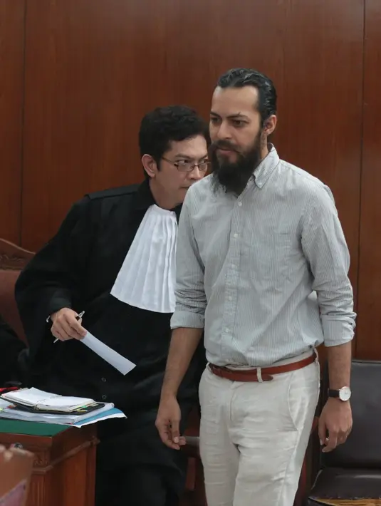 Tiga orang saksi dihadirkan Restu Sinaga dalam sidangnya kali ini. Dua orang teman dekat Restu Sinaga, Ibong Subagyo, Alex Abbad dan satu saksi ahli dari pihak Badan Narkotika Nasional (BNN), dr. Amrita Devi. (Adrian Putra/Bintang.com)