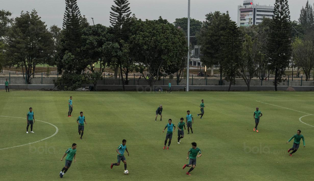 Para pemain Timnas Indonesia saat mengikuti latihan di Lapangan ABC Senayan, Jakarta, Jumat (12/1/2018). Latihan ini merupakan persiapan jelang laga melawan Islandia. (Bola.com/Vitalis Yogi Trisna)