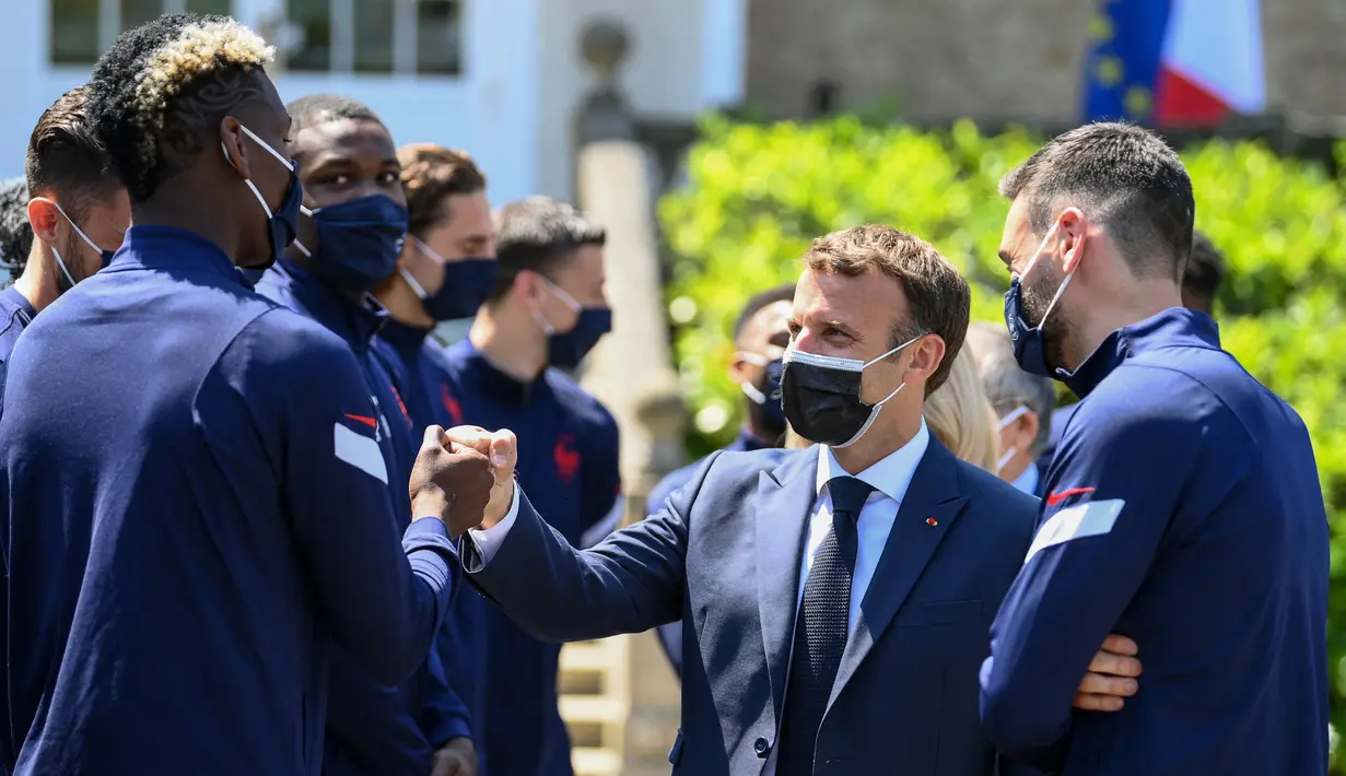 Ditemani oleh kapten tim, Hugo Lloris, Emmanuel Macron menghampiri satu demi satu pemain timnas Prancis. Salah satunya adalah gelandang Manchester United, Paul Pogba. (Foto: AFP/Pool/Franck Fife)