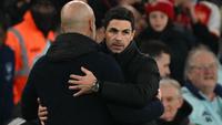 Manajer Manchester City asal Spanyol, Pep Guardiola (kiri), dan manajer Arsenal asal Spanyol, Mikel Arteta (kanan), berpelukan setelah pertandingan Liga Primer Inggris antara Arsenal dan Manchester City di Stadion Emirates di London pada 2 Februari 2025. Arsenal memenangkan pertandingan dengan skor 5-1. (Glyn KIRK/AFP)