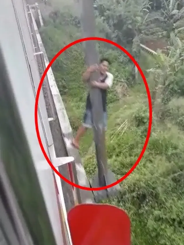 Viral Pemotor Terobos Jembatan Rel Kereta Api, Hampir Terlindas