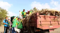 Sejumlah karyawan dari Giant Ekspres Cilacap menggelar acara bersih-bersih Pantai Teluk Penyu, Cilacap, Jumat (10/8). Kegiatan ini merupakan aksi sosial peduli lingkungan bekerjasama dengan dinas Pemuda, Olahraga dan Pariwisata. (Liputan6.com/HO/Eko)