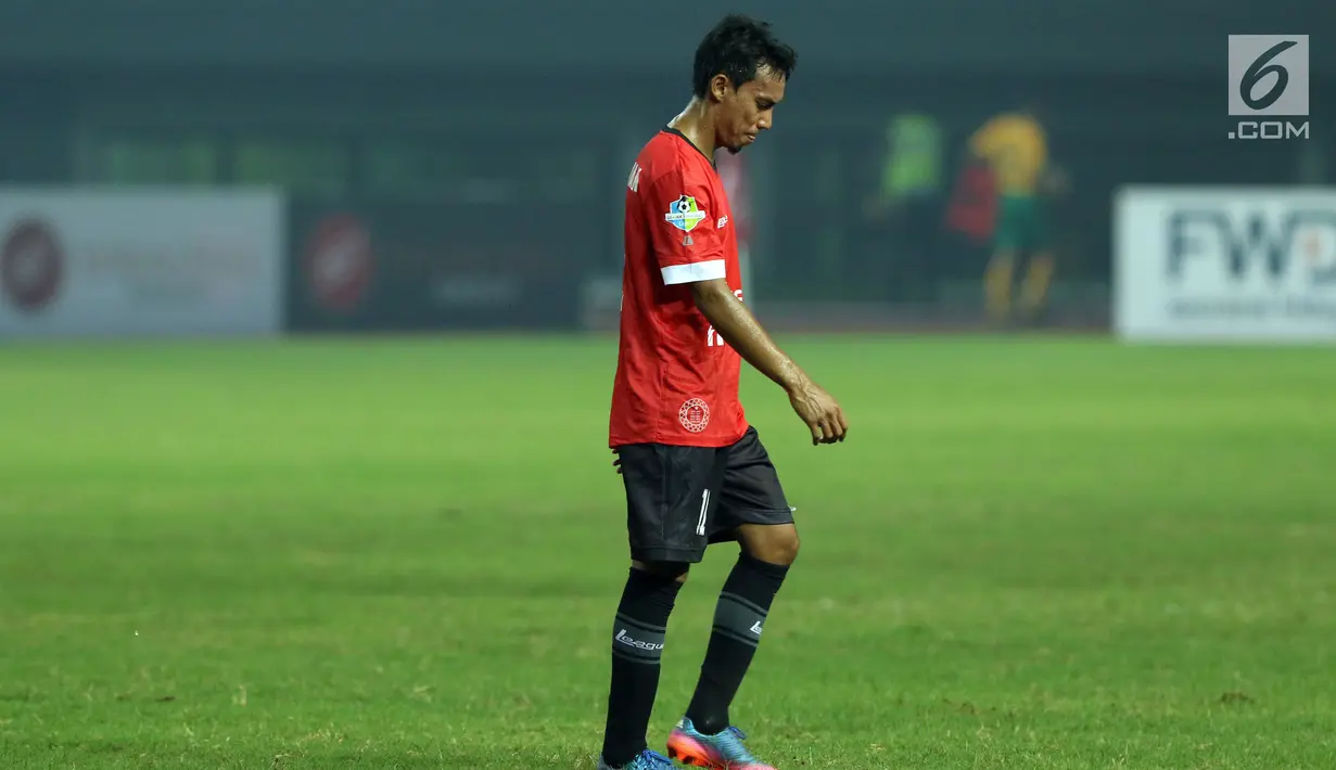 Gelandang Persija, Novri Setiawan tertunduk usai laga melawan Bali United dilanjutan Liga 1 Indonesia di Stadion Patriot Candrabhaga, Bekasi, Minggu (21/5). Laga kedua tim berakhir imbang 0-0. (Liputan6.com/Helmi Fithriansyah)