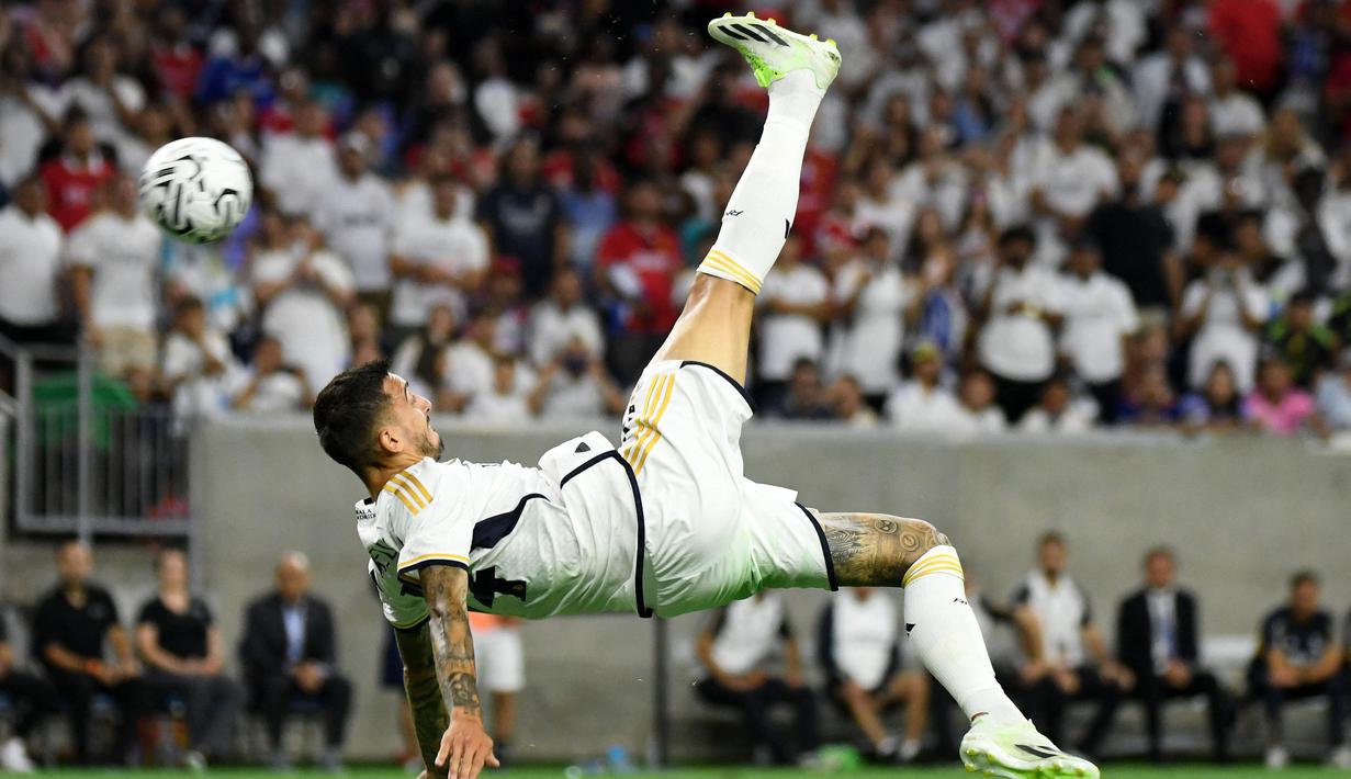 Pemain Real Madrid, Joselu, menendang bola dengan gaya akrobatik ke gawang MU yang membuahkan gol dalam pertandingan pramusim Soccer Champions Tour 2023 yang berlangsung di NRG Stadium, Texas, Kamis (27/7/23). (AFP/Mark Felix)