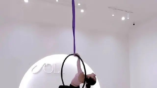 Potret Dinda Kirana saat Jalani Aerial Hoop (credit: instagram/dindakirana.s)