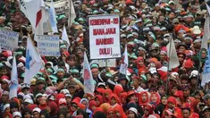 Ratusan guru honorer menggelar unjuk rasa di seputaran Monas dan Istana Kepresidenan. Mereka menuntut janji pemerintah yang akan mengangkat mereka sebagai Pegawai Negeri Sipil (PNS). 