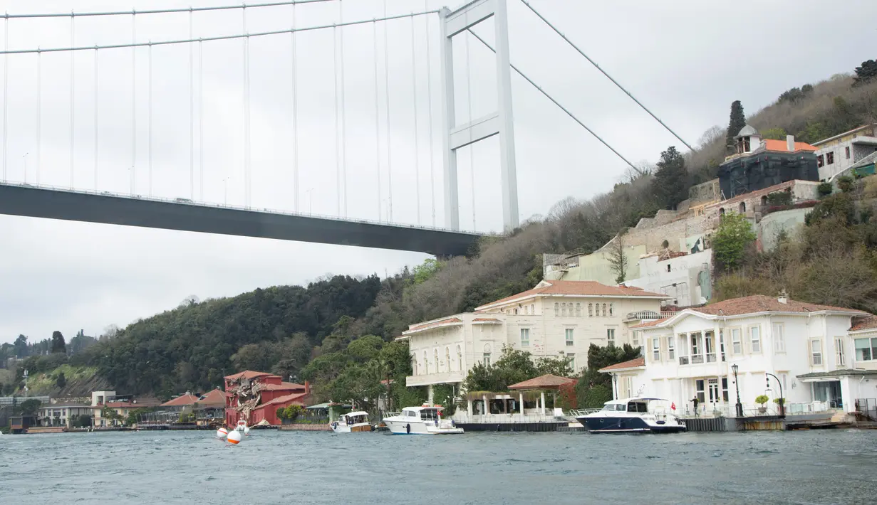 Pemandangan di sekitar gedung bersejarah yang rusak akibat kecelakaan kapal tanker di pantai Bosphorus, Istanbul, Turki (7/4). Gedung Hekimbasi Salih Efendi itu rusak berat usai ditabrak kapal tanker. (AFP Photo/Gurcan Ozturk)
