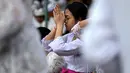 Umat Hindu berkumpul untuk berdoa di sebuah pura merayakan Galungan di Denpasar, Bali, Rabu (2/8/2023). (Photo by SONNY TUMBELAKA / AFP)