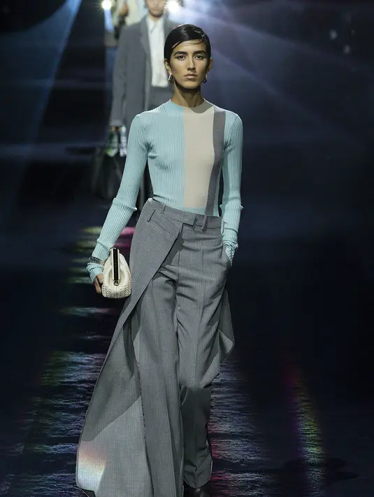 "Dualitas adalah DNA FENDI, begitu juga gagasan tentang sesuatu yang kelihatannya sederhana, namun kenyataannya sangat kompleks," ujar Silvia Venturini Fendi. [Foto: Document/FENDI]