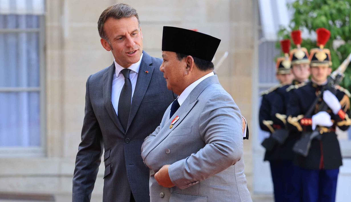Presiden Prancis Emmanuel Macron (kiri) menyambut Republik Indonesia Prabowo Subianto menjelang pertemuan di Istana Kepresidenan Elysee, Paris, Kamis 28 Mei 2026. (Ludovic Marin/Pool Photo via AP)