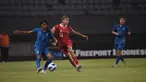 Pesepak bola Timnas putri Indonesia U-19 Claudia Alexandra Scheunemann (kanan) berebut bola dengan pesepak bola Timnas Thailand Parichat Thongrong pada pertandingan Semi Final AFF U-19 Women Championship 2023 di Stadion Gelora Sriwijaya Jakabaring (GSJ), Jakabaring Sport City (JSC) Palembang, Sumatera Selatan, Kamis (13/7/2023). (FOTO: Dok. PSSI)