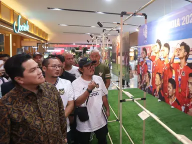 Ketua Umum PSSI Erick Thohir hadir menyaksikan pameran foto dan tulisan berjudul "90' & Beyond" yang digelar di Mall Sarinah pada Rabu malam, 27 Agustus 2025. (Bola.com/M Iqbal Ichsan)
