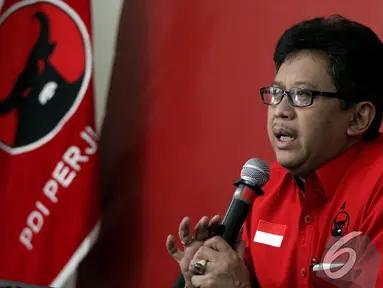 Sekjen PDIP Hasto Kristiyanto memberikan keterangan pers menjelang HUT ke-42 PDIP di Jakarta, Jumat (9/1/2015). (Liputan6.com/Faizal Fanani)