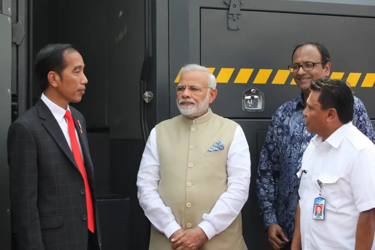 Presiden Jokowi bersama PM India melakukan kerja sama pertahanan dengan penandatanganan MoU antara Tata Motors dan Pindad