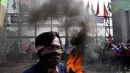 Massa juga terlihat memakai ikat kepala berwarna putih yang bertuliskan "Tolak RUU Pilkada", Jakarta, (11/9/14). (Liputan6.com/Miftahul Hayat)