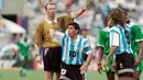 Diego Maradona. Eks gelandang serang Argentina yang meninggal di usia 60 tahun pada 25 November 2020 ini tercatat juga total tampil dalam 21 laga bersama Timnas Argentina di putaran final Piala Dunia pada 4 edisi, mulai 1982 hingga 1994. Dari 2 kali mencapai final, 1986 dan 1990 ia mampu meraih gelar juara pada edisi 1986 saat Tim Tango menang 3-2 atas Jerman. (AFP)