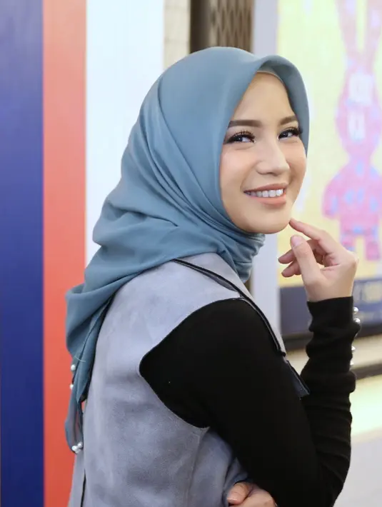 Belakangan ini artis cantik Chacha Frederica memutuskan untuk mengenakan hijab. Meski menekuni kariernya di dunia entertainment, ia tidak takut sepi job. (Adrian Putra/Bintang.com)
