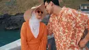 Sedangkan Dinda Hauw terlihat seru dan berani dengan nuansa oranye. Untuk mengimbanginya paduan rona hijab netral membuat gayanya semakin seru. (Instagram/ Dinda Hauw).