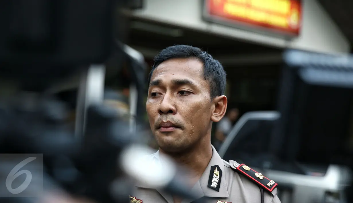 Kapolsek Kompol Ari Cahya Nugraha memberikan keterangan pers di Polsek Kelapa Gading, Jakarta, Kamis (18/2). Pihak kepolisian membeberkan kronologi terjadinya dugaan pencabulan yang dilakukan penyanyi dangdut Saipul Jamil. (Liputan6.com/Faizal Fanani)