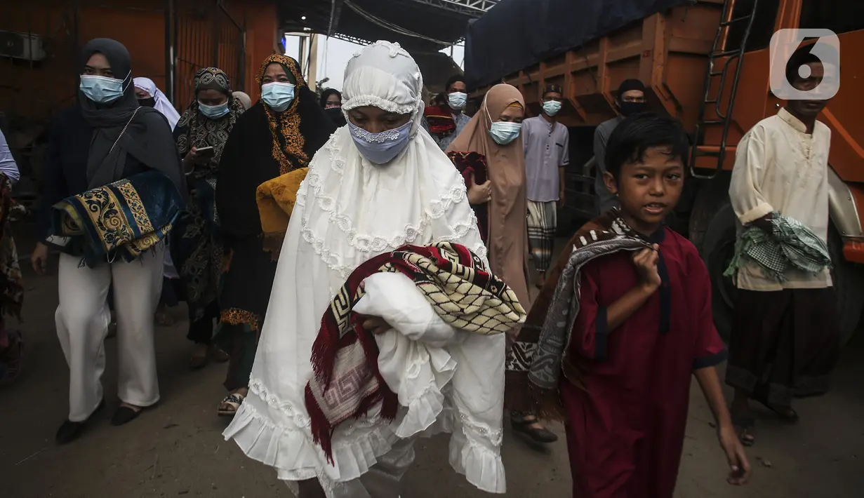 Umat muslim usai melaksanakan salat Idul Adha 1442 H berjemaah di Kali Baru, Cilincing, Jakarta, Selasa (20/7/2021). Sejumlah warga tetap melaksanakan salat berjemaah meski Kementerian Agama menerbitkan surat edaran pelaksanaan salat Idul Adha di rumah masing-masing. (Liputan6.com/Johan Tallo)