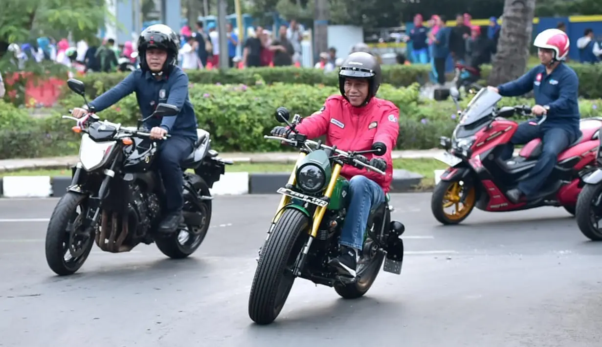 Presiden Joko Widodo (Jokowi) mengendarai motor menuju Pasar Anyar, Tangerang, Banten, Minggu (4/11/2018). Jokowi blusukan ke pasar untuk mengecek harga kebutuhan pokok dan mencocokkan dengan angka inflasi. (Liputan6.com/HO/Biro Pers Setpres)